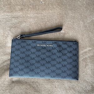 🚫SOLD Michael Kors wristlet